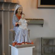 På plats i kyrkan bredvid dopfunten.